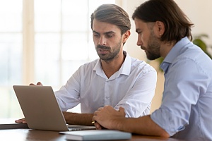 IT help desk services employee helping colleague 