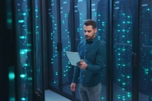 it specialist in server room