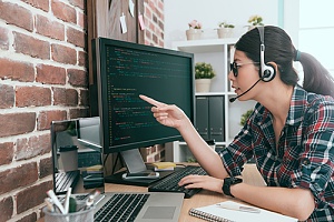 it help desk professional fixing IT problem