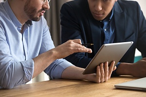 Tech guy explaining something to client