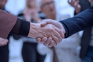 the owner of an IT company shaking hands with a NYC managed network services provider